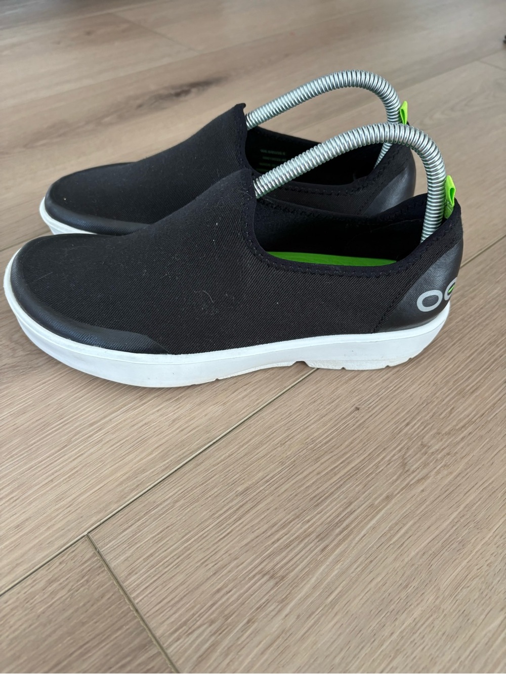 OOFOS OOmg eeZee low slip-on recovery shoes size 8.5